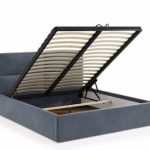 Lattenbodem op een metalen frame