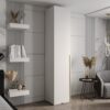 Kast met witte corpus, witte deuren en goude handgreep.