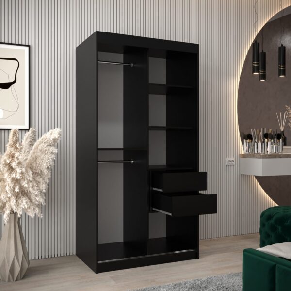 Kastinterieur 100. Voorzien van legplanken, kledingroedes en lades. De kledingkast is zeer ruim en functioneel.