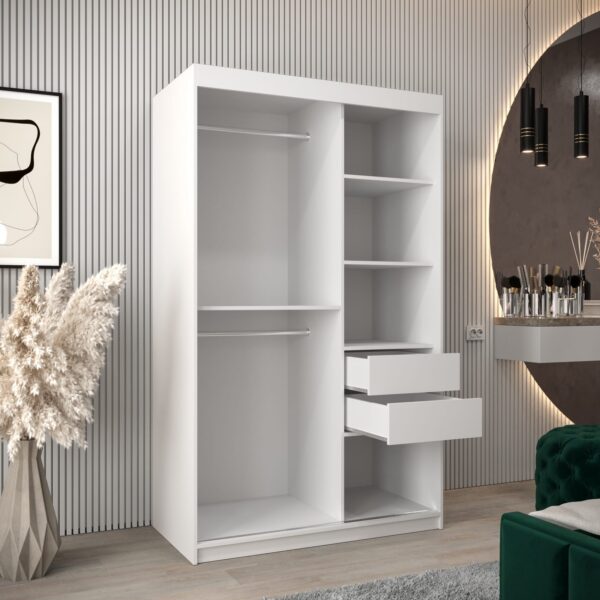 Kastinterieur 120. Zij is voorzien van legplanken, kledingroedes en lades. De kledingkast is bijzonder ruim en functioneel.