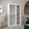 Kastinterieur 120. Het heeft planken, tralies. De kledingkast is bijzonder ruim en functioneel.