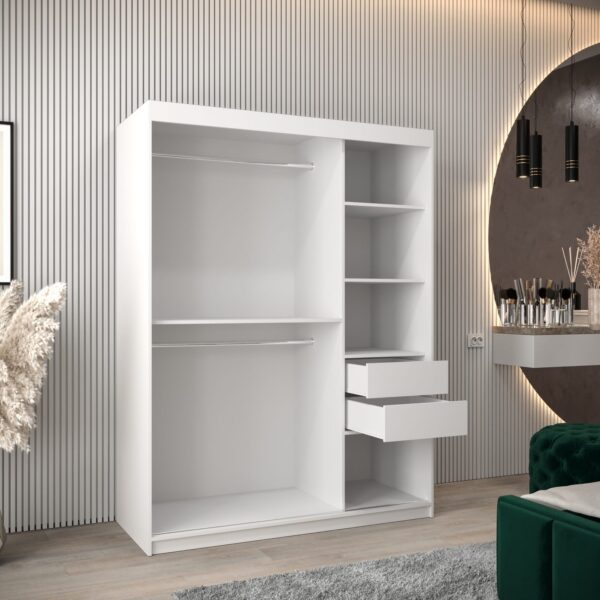 Kastinterieur 150. Voorzien van legplanken, kledingroedes en lades. De kast is bijzonder ruim en functioneel.