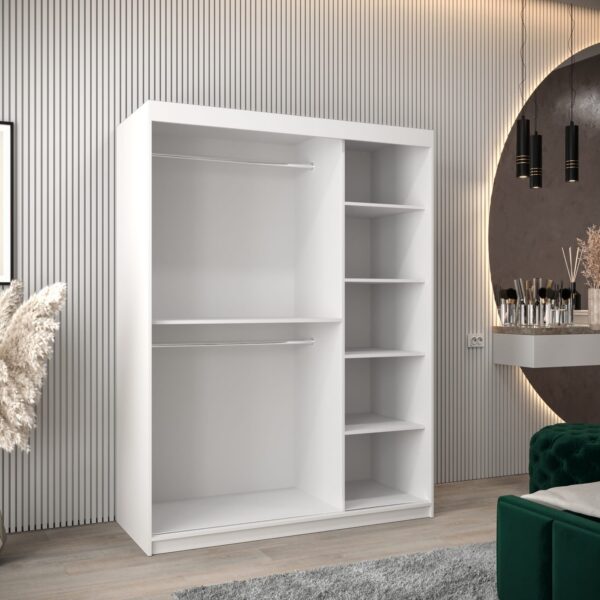 Kastinterieur 150. Het heeft planken, tralies. De kledingkast is bijzonder ruim en functioneel.