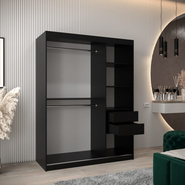 Kastinterieur 150. Voorzien van legplanken en kledingroedes. De kledingkast is bijzonder ruim en functioneel.