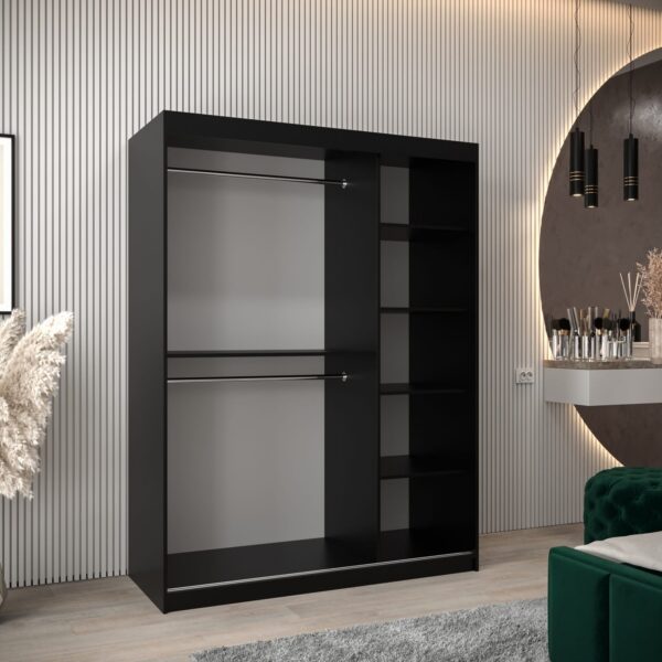 Kastinterieur 150. Voorzien van legplanken en kledingroedes. De kledingkast is bijzonder ruim en functioneel.
