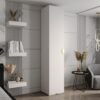 Kast met witte corpus, witte deuren en goude handgreep.