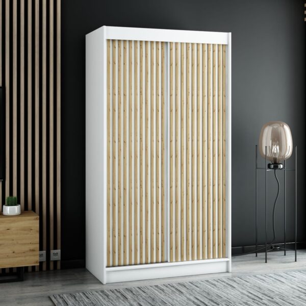 Kleine ruime witte loftkast met biezen