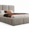 Licht greige gestoffeerd bed MAFFO met hoog hoofdbord – Abriamo 02